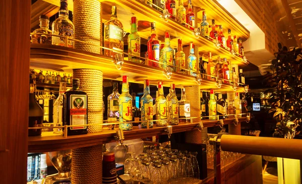 Varna Bulgária Janeiro 2019 Uma Garrafa Bebida Alcoólica Nas Prateleiras — Fotografia de Stock