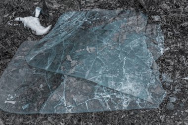 Kırık cam doku. Terk edilmiş bir kaza araba cam sonra yol kenarında Tripleks kırık. Kırık cam dramatik arka plan