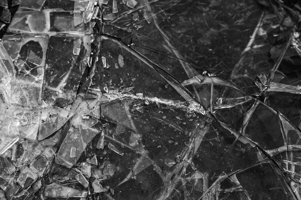 纹理碎玻璃 路边发生事故 汽车挡风玻璃三重奏被废弃 碎玻璃的戏剧性背景 — 图库照片