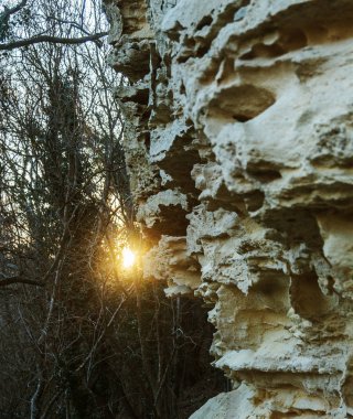 Kalker kaya yüzeyi çöken pitoresk arka plan. Taş taş, büyük ayrışma soyut güzel formları çatlaklar ve taş, çöküşü ve heyelan deprem tehlikesi cavitie yıkanmış
