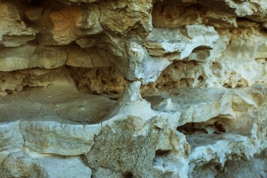 Kalker kaya yüzeyi çöken pitoresk arka plan. Taş taş, büyük ayrışma soyut güzel formları çatlaklar ve taş, çöküşü ve heyelan deprem tehlikesi cavitie yıkanmış