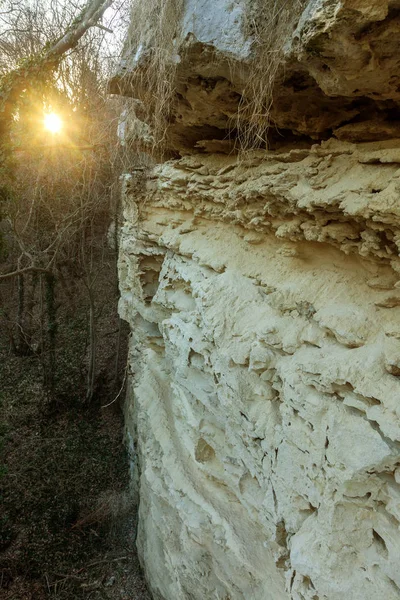 Kalker kaya yüzeyi çöken pitoresk arka plan. Taş taş, büyük ayrışma soyut güzel formları çatlaklar ve taş, çöküşü ve heyelan deprem tehlikesi cavitie yıkanmış