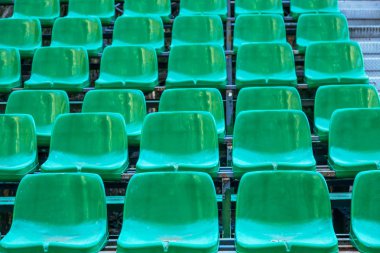 Yaz Tiyatrosu tribünlerde boş eski plastik sandalyeler. Çok boş koltuk amfitiyatro tribünlerde seyirci için. Boş plastik sandalyeler, seyirciler için oturma. Plastik kap