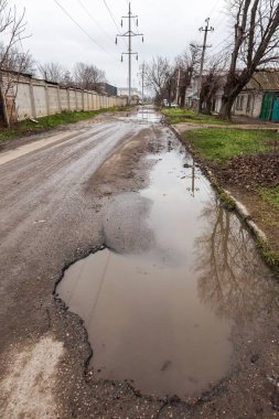 Çok kötü kalite yol çukurların ile. Asfalt, kötü asfalt delik. Çukur, güvensiz, delik yol. Ulaşım, yollar, imha hareketi tarafından araba konsepti riski. Kötü yollar kavramı