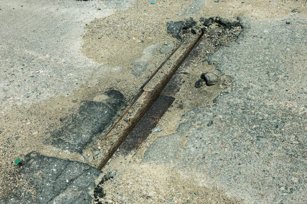 甌穴と非常に悪い品質の道 悪いアスファルト アスファルトの穴 ピット 危険な穴道路 車のコンセプトによって動きの危険性の破壊 悪路のコンセプト — ストック写真