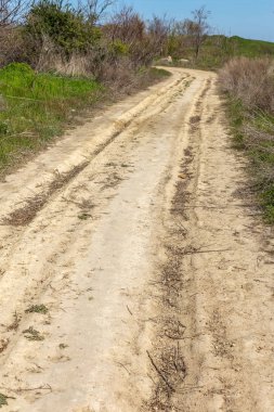 Asfaltsız köy yolunda asfalt olmadan. Ukrayna'nın dışında yer alan kaba isimsiz toprak yol. Bozkır taşlı yollar. Mesafe içine perspektif içine kirli yol kaldırım olmadan çalışır