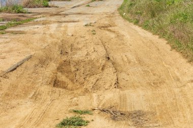 Asfaltsız köy yolunda asfalt olmadan. Ukrayna'nın dışında yer alan kaba isimsiz toprak yol. Bozkır taşlı yollar. Mesafe içine perspektif içine kirli yol kaldırım olmadan çalışır