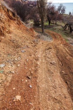 Asfaltsız köy yolunda asfalt olmadan. Ukrayna'nın dışında yer alan kaba isimsiz toprak yol. Taşlı yollar dağlarda. Mesafe içine perspektif içine kirli yol kaldırım olmadan çalışır