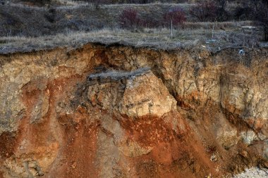 Karadeniz kıyısındaki heyelan bölgesi. Deniz taşı kabuğu. Yağmur mevsiminde doğal afetler bölgesi. Büyük toprak kütleleri tepenin yamacında kayıp evleri yok ediyor. Heyelan - yaşam tehdidi