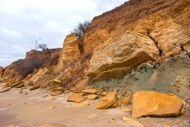 Karadeniz kıyısındaki heyelan bölgesi. Deniz taşı kabuğu. Yağmur mevsiminde doğal afetler bölgesi. Büyük toprak kütleleri tepenin yamacında kayıp evleri yok ediyor. Heyelan - yaşam tehdidi