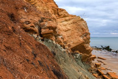 Karadeniz kıyısındaki heyelan bölgesi. Deniz taşı kabuğu. Yağmur mevsiminde doğal afetler bölgesi. Büyük toprak kütleleri tepenin yamacında kayıp evleri yok ediyor. Heyelan - yaşam tehdidi