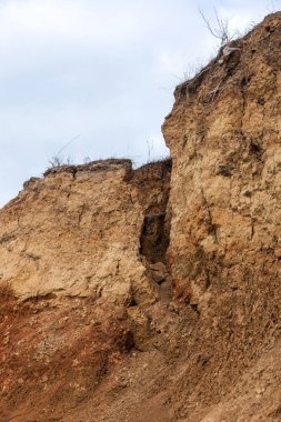 Karadeniz kıyısındaki heyelan bölgesi. Deniz taşı kabuğu. Yağmur mevsiminde doğal afetler bölgesi. Büyük toprak kütleleri tepenin yamacında kayıp evleri yok ediyor. Heyelan - yaşam tehdidi