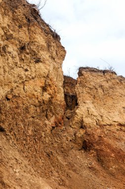 Karadeniz kıyısındaki heyelan bölgesi. Deniz taşı kabuğu. Yağmur mevsiminde doğal afetler bölgesi. Büyük toprak kütleleri tepenin yamacında kayıp evleri yok ediyor. Heyelan - yaşam tehdidi