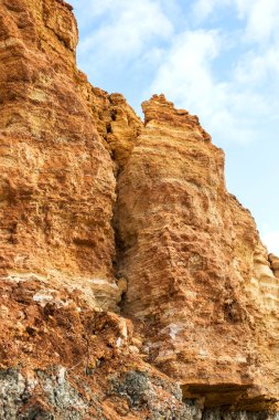 Karadeniz kıyısındaki heyelan bölgesi. Deniz taşı kabuğu. Yağmur mevsiminde doğal afetler bölgesi. Büyük toprak kütleleri tepenin yamacında kayıp evleri yok ediyor. Heyelan - yaşam tehdidi