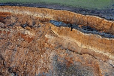 Karadeniz kıyısındaki heyelan bölgesi. Deniz taşı kabuğu. Yağmur mevsiminde doğal afetler bölgesi. Büyük toprak kütleleri tepenin yamacında kayıp evleri yok ediyor. Heyelan - yaşam tehdidi