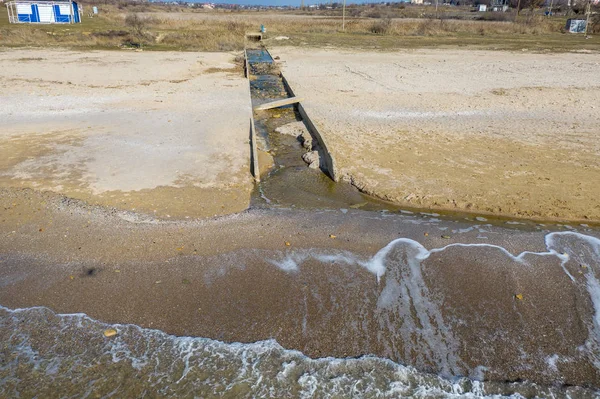 Scarico Acque Reflue Industriali Sporche Mare Sulla Spiaggia Cittadina Avvelenamento — Foto Stock