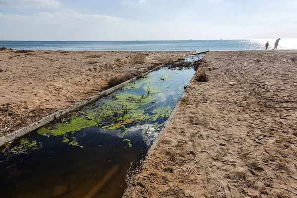 Utsläppen Smutsiga Industriella Avloppsvatten Staden Stranden Förgiftning Rekreationsområden Med Spridningen — Stockfoto