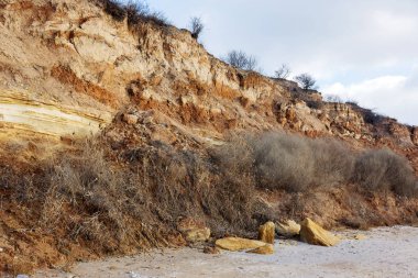 Karadeniz kıyısında heyelan bölgesi. Deniz kaya kabuğu taştan. Yağışlı sezon sırasında doğal afet bölgesi. Tepenin yamacında boyunca dünya fişinin geniş kitlelere evleri yok. Heyelan - lif için tehdit