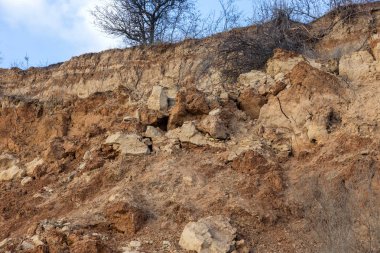 Karadeniz kıyısında heyelan bölgesi. Deniz kaya kabuğu taştan. Yağışlı sezon sırasında doğal afet bölgesi. Tepenin yamacında boyunca dünya fişinin geniş kitlelere evleri yok. Heyelan - lif için tehdit