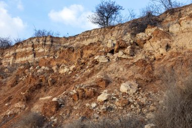 Karadeniz kıyısında heyelan bölgesi. Deniz kaya kabuğu taştan. Yağışlı sezon sırasında doğal afet bölgesi. Tepenin yamacında boyunca dünya fişinin geniş kitlelere evleri yok. Heyelan - lif için tehdit