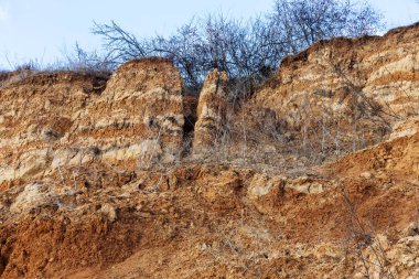 Karadeniz kıyısında heyelan bölgesi. Deniz kaya kabuğu taştan. Yağışlı sezon sırasında doğal afet bölgesi. Tepenin yamacında boyunca dünya fişinin geniş kitlelere evleri yok. Heyelan - lif için tehdit