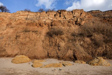 Karadeniz kıyısında heyelan bölgesi. Deniz kaya kabuğu taştan. Yağışlı sezon sırasında doğal afet bölgesi. Tepenin yamacında boyunca dünya fişinin geniş kitlelere evleri yok. Heyelan - lif için tehdit