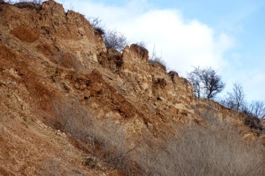 Karadeniz kıyısında heyelan bölgesi. Deniz kaya kabuğu taştan. Yağışlı sezon sırasında doğal afet bölgesi. Tepenin yamacında boyunca dünya fişinin geniş kitlelere evleri yok. Heyelan - lif için tehdit