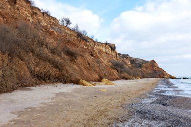 Karadeniz kıyısında heyelan bölgesi. Deniz kaya kabuğu taştan. Yağışlı sezon sırasında doğal afet bölgesi. Tepenin yamacında boyunca dünya fişinin geniş kitlelere evleri yok. Heyelan - lif için tehdit