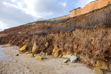 Karadeniz kıyısında heyelan bölgesi. Deniz kaya kabuğu taştan. Yağışlı sezon sırasında doğal afet bölgesi. Tepenin yamacında boyunca dünya fişinin geniş kitlelere evleri yok. Heyelan - lif için tehdit