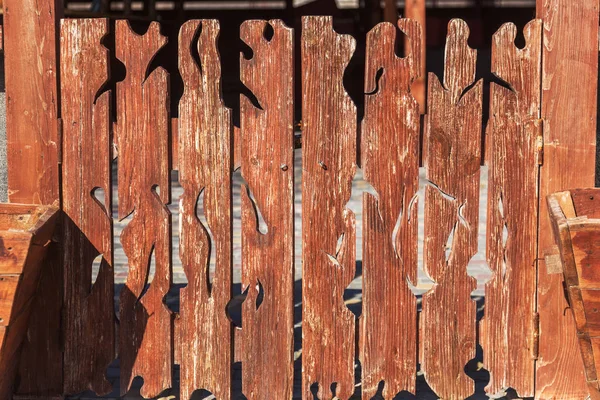 ウッド テクスチャ ツリー デザインの自然バック グラウンド テクスチャ 古いの定型化された木製の門は 居酒屋でフェンスします 野生の西のカウボーイ スタイル — ストック写真