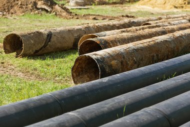 Eski yerine modern plastik borular ile kırık metal su boruları paslanmış. Plastik borular korozyon tarafından imha işleminin uzun yıllar sonra değiştirmek için hazır ve pas metal boru imha edildi