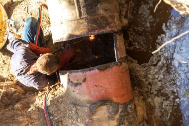 Yerine eski sökülmesi, su boruları yıpranmış. Eski paslı boruları kesme çalışma kaynak. Eski paslı metal su boruları değiştirme. Metal gaz meşale ile kaynakçı keser