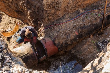 Yerine eski sökülmesi, su boruları yıpranmış. Eski paslı boruları kesme çalışma kaynak. Eski paslı metal su boruları değiştirme. Metal gaz meşale ile kaynakçı keser