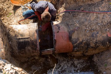 Yerine eski sökülmesi, su boruları yıpranmış. Eski paslı boruları kesme çalışma kaynak. Eski paslı metal su boruları değiştirme. Metal gaz meşale ile kaynakçı keser