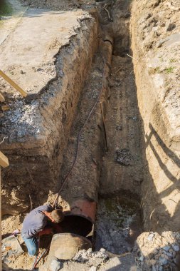 Yerine eski sökülmesi, su boruları yıpranmış. Eski paslı boruları kesme çalışma kaynak. Eski paslı metal su boruları değiştirme. Metal gaz meşale ile kaynakçı keser