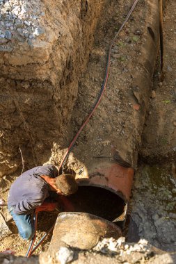 Yerine eski sökülmesi, su boruları yıpranmış. Eski paslı boruları kesme çalışma kaynak. Eski paslı metal su boruları değiştirme. Metal gaz meşale ile kaynakçı keser
