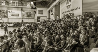 Odessa, Ukrayna - Hazi 16, 2019: Basketbol takımı ve seyirci standları hayranları duygusal destek onların ekibi yoğun oyun sırasında. Fan club. Ziyaret edenler stadyum standları doldurun. Hayranları başarı kutlamak