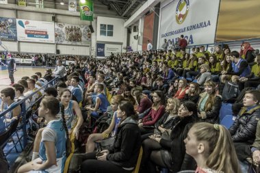 Odessa, Ukrayna - Hazi 16, 2019: Basketbol takımı ve seyirci standları hayranları duygusal destek onların ekibi yoğun oyun sırasında. Fan club. Ziyaret edenler stadyum standları doldurun. Hayranları başarı kutlamak
