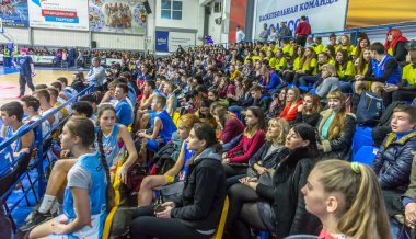 Odessa, Ukrayna - Hazi 16, 2019: Basketbol takımı ve seyirci standları hayranları duygusal destek onların ekibi yoğun oyun sırasında. Fan club. Ziyaret edenler stadyum standları doldurun. Hayranları başarı kutlamak