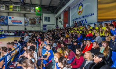 Odessa, Ukrayna - Hazi 16, 2019: Basketbol takımı ve seyirci standları hayranları duygusal destek onların ekibi yoğun oyun sırasında. Fan club. Ziyaret edenler stadyum standları doldurun. Hayranları başarı kutlamak