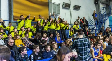 Odessa, Ukrayna - Hazi 16, 2019: Basketbol takımı ve seyirci standları hayranları duygusal destek onların ekibi yoğun oyun sırasında. Fan club. Ziyaret edenler stadyum standları doldurun. Hayranları başarı kutlamak