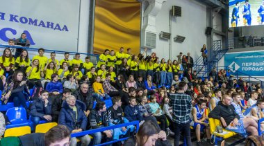 Odessa, Ukrayna - Hazi 16, 2019: Basketbol takımı ve seyirci standları hayranları duygusal destek onların ekibi yoğun oyun sırasında. Fan club. Ziyaret edenler stadyum standları doldurun. Hayranları başarı kutlamak
