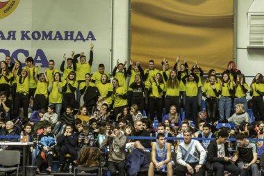 Odessa, Ukrayna - Hazi 16, 2019: Basketbol takımı ve seyirci standları hayranları duygusal destek onların ekibi yoğun oyun sırasında. Fan club. Ziyaret edenler stadyum standları doldurun. Hayranları başarı kutlamak
