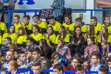 Odessa, Ukrayna - Hazi 16, 2019: Basketbol takımı ve seyirci standları hayranları duygusal destek onların ekibi yoğun oyun sırasında. Fan club. Ziyaret edenler stadyum standları doldurun. Hayranları başarı kutlamak