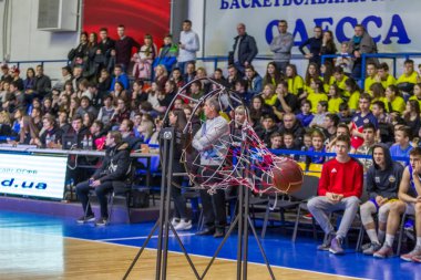 Odessa, Ukrayna - Hazi 16, 2019: Basketbol takımı ve seyirci standları hayranları duygusal destek onların ekibi yoğun oyun sırasında. Fan club. Ziyaret edenler stadyum standları doldurun. Hayranları başarı kutlamak