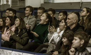 Odessa, Ukrayna - Hazi 16, 2019: Basketbol takımı ve seyirci standları hayranları duygusal destek onların ekibi yoğun oyun sırasında. Fan club. Ziyaret edenler stadyum standları doldurun. Hayranları başarı kutlamak