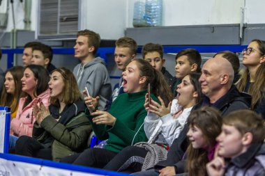 Odessa, Ukrayna - Hazi 16, 2019: Basketbol takımı ve seyirci standları hayranları duygusal destek onların ekibi yoğun oyun sırasında. Fan club. Ziyaret edenler stadyum standları doldurun. Hayranları başarı kutlamak