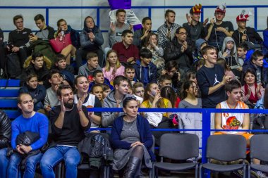 Odessa, Ukrayna - Hazi 16, 2019: Basketbol takımı ve seyirci standları hayranları duygusal destek onların ekibi yoğun oyun sırasında. Fan club. Ziyaret edenler stadyum standları doldurun. Hayranları başarı kutlamak