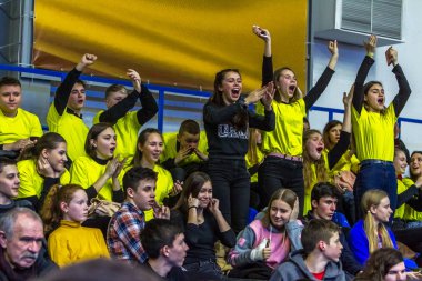 Odessa, Ukrayna - Hazi 16, 2019: Basketbol takımı ve seyirci standları hayranları duygusal destek onların ekibi yoğun oyun sırasında. Fan club. Ziyaret edenler stadyum standları doldurun. Hayranları başarı kutlamak