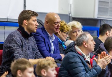 Odessa, Ukrayna - Hazi 16, 2019: Basketbol takımı ve seyirci standları hayranları duygusal destek onların ekibi yoğun oyun sırasında. Fan club. Ziyaret edenler stadyum standları doldurun. Hayranları başarı kutlamak